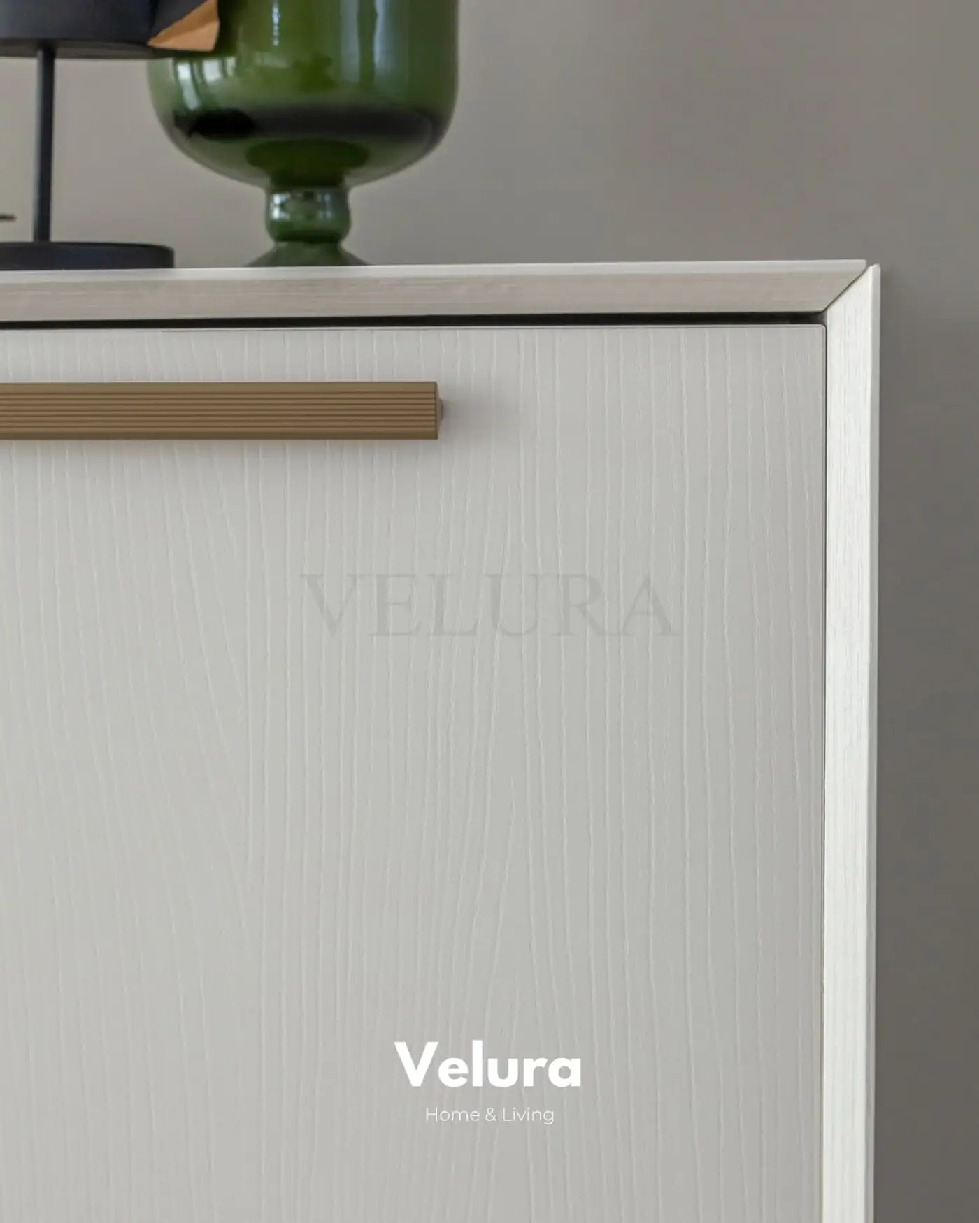 Valore Konsol – Beyaz yüzeyli, gold ayak ve kulplu modern konsol