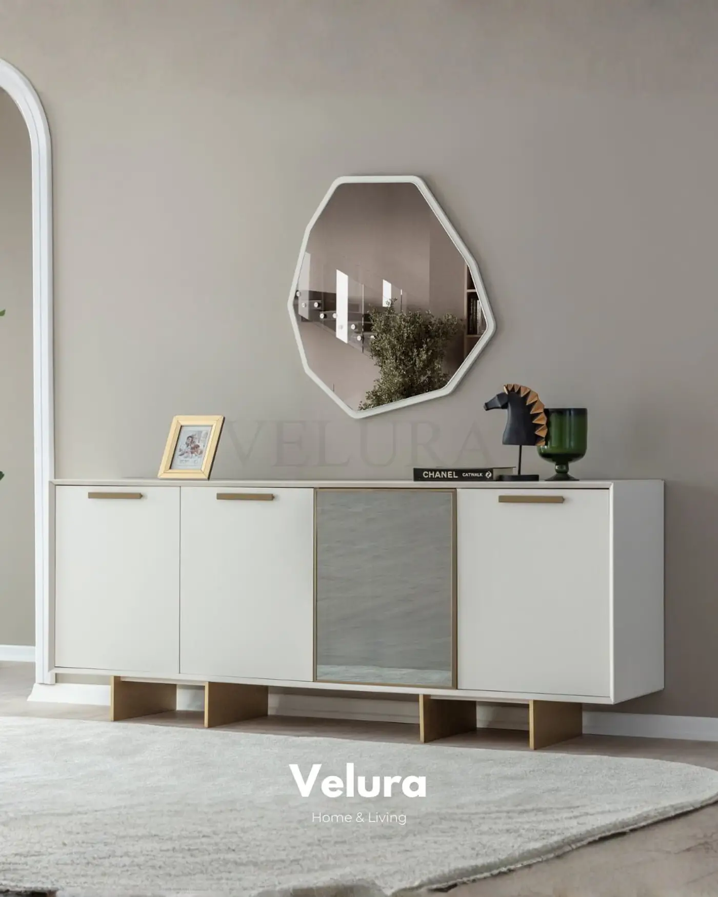 Valore Konsol – Beyaz yüzeyli, gold ayak ve kulplu modern konsol
