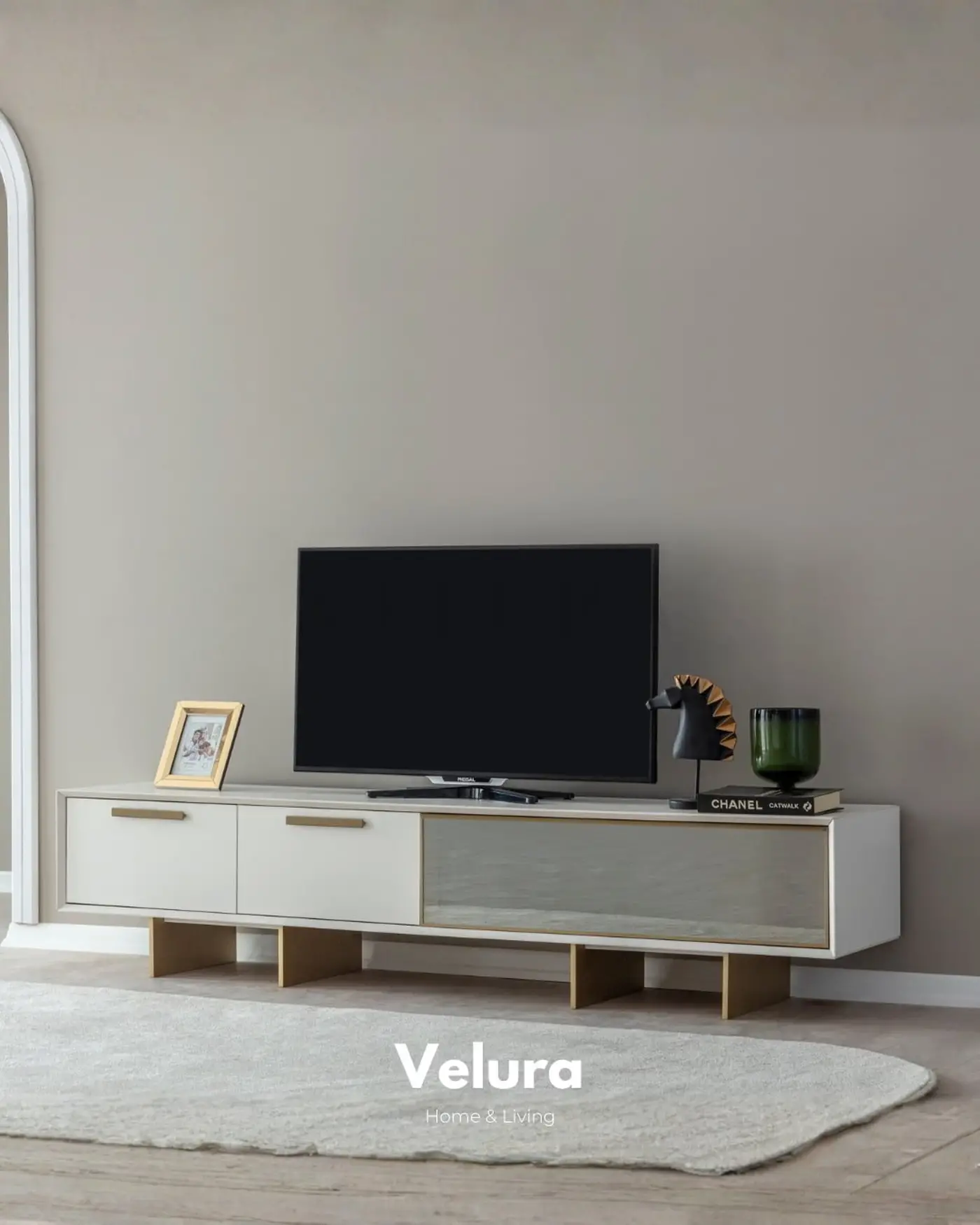 Valore TV Ünitesi – Beyaz yüzeyli, gold detaylı, cam kapaklı modern ünite