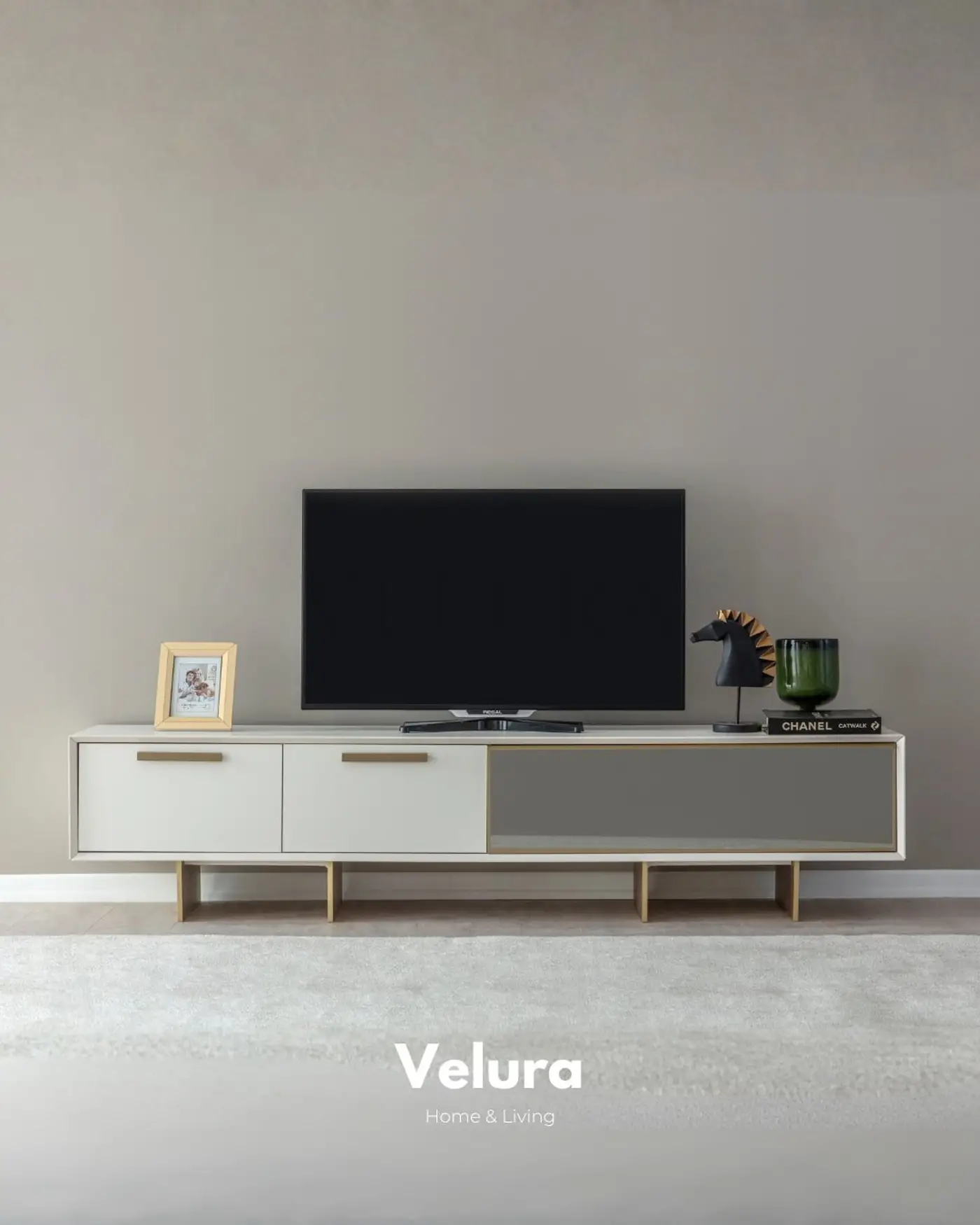 Valore TV Ünitesi – Beyaz yüzeyli, gold detaylı, cam kapaklı modern ünite