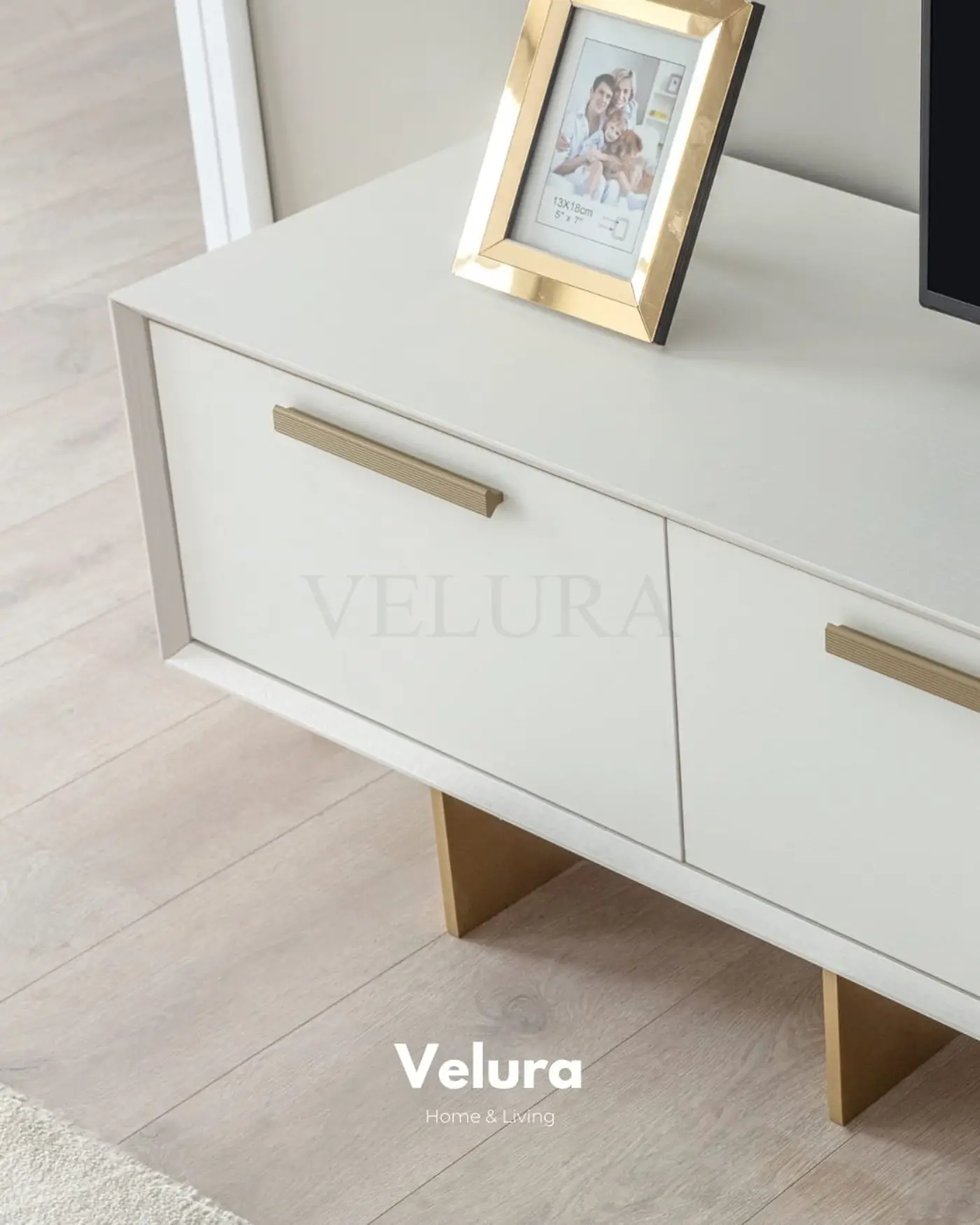 Valore TV Ünitesi – Beyaz yüzeyli, gold detaylı, cam kapaklı modern ünite