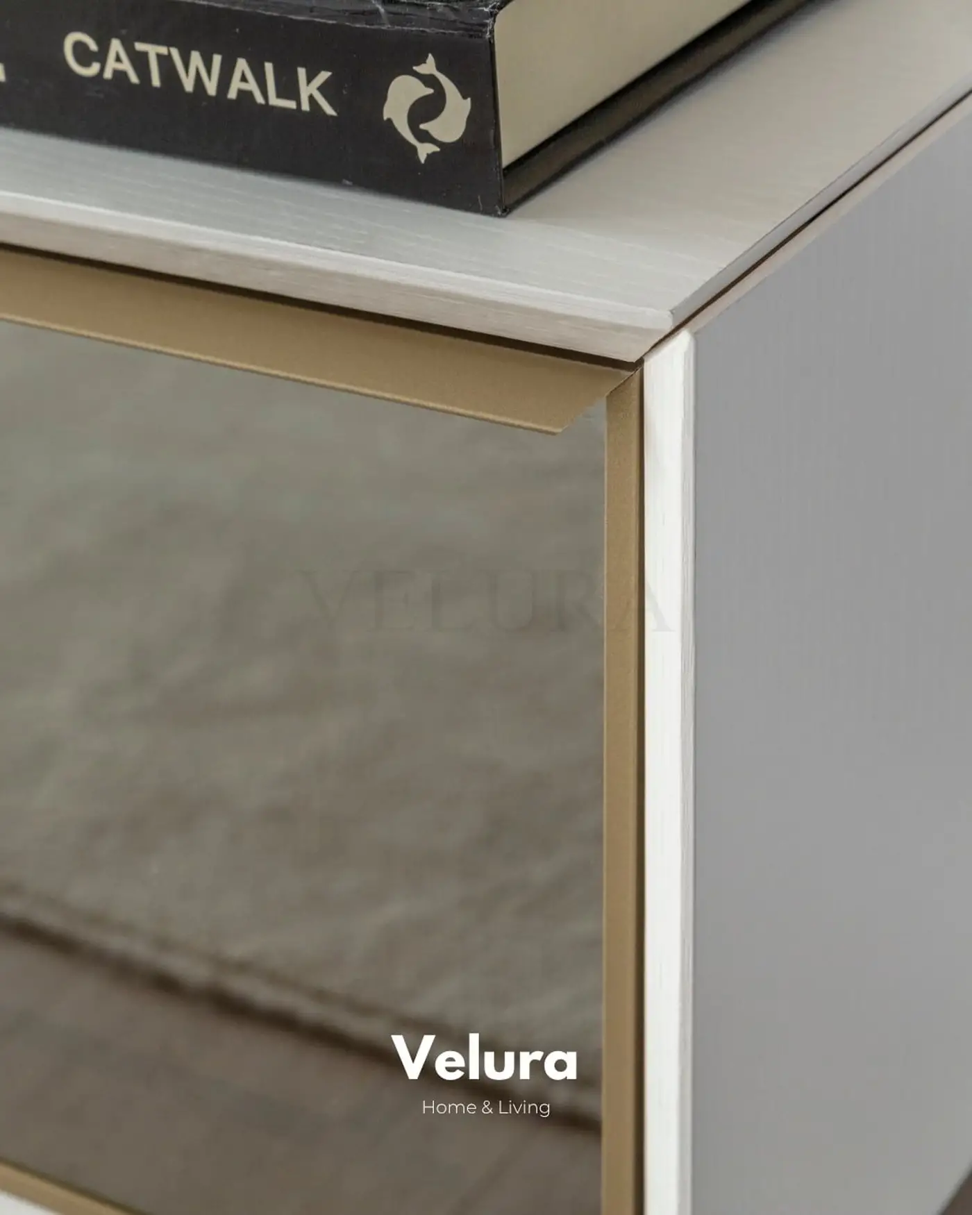 Valore TV Ünitesi – Beyaz yüzeyli, gold detaylı, cam kapaklı modern ünite