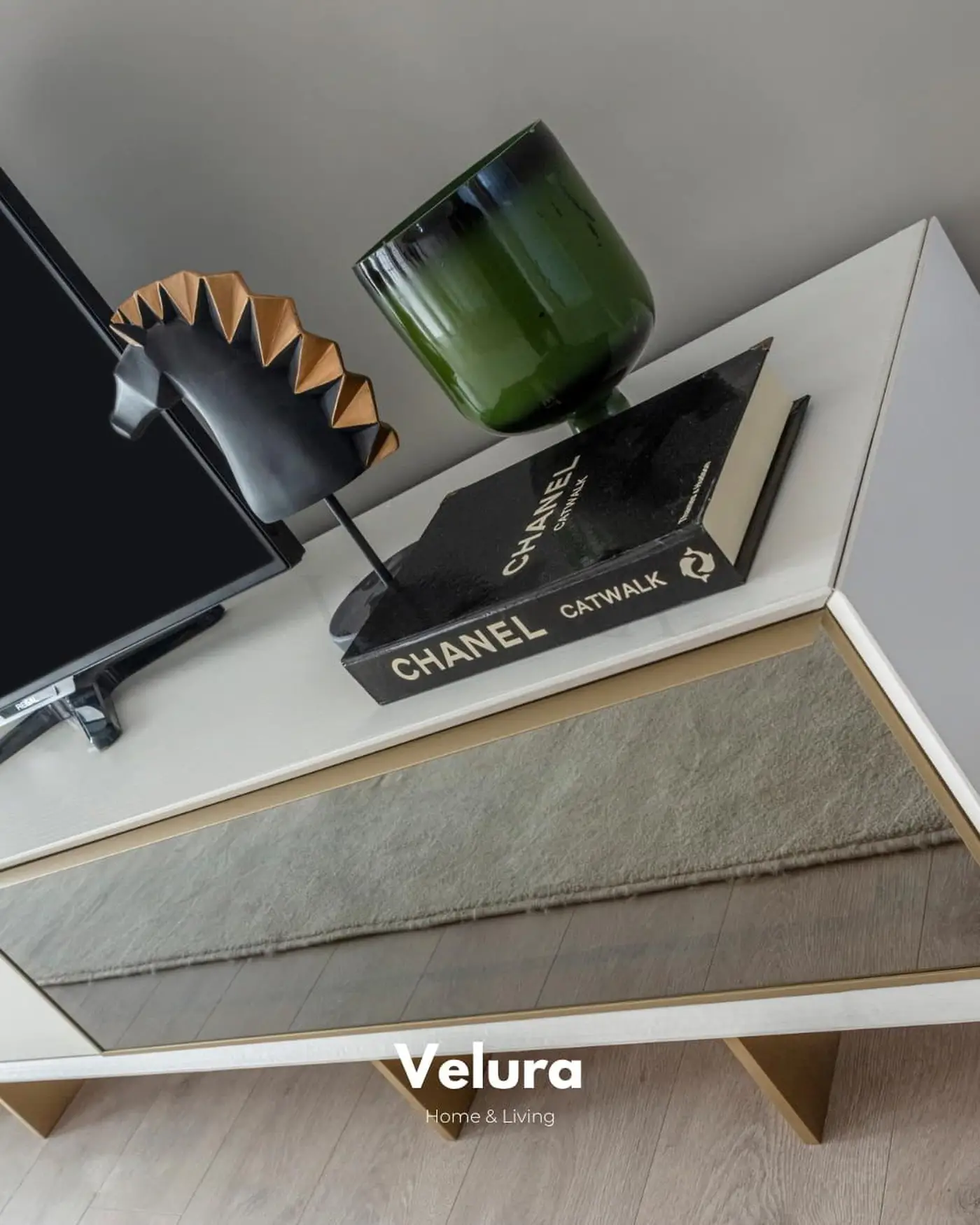 Valore TV Ünitesi – Beyaz yüzeyli, gold detaylı, cam kapaklı modern ünite