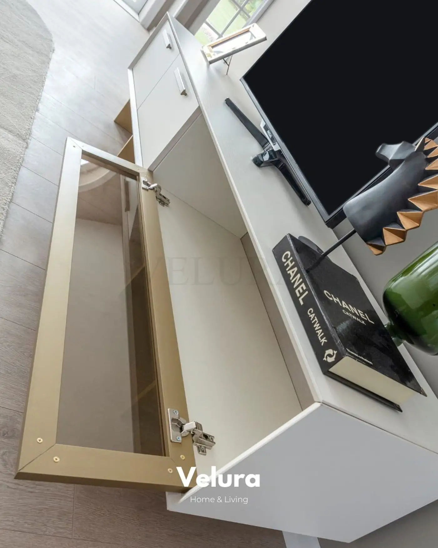 Valore TV Ünitesi – Beyaz yüzeyli, gold detaylı, cam kapaklı modern ünite