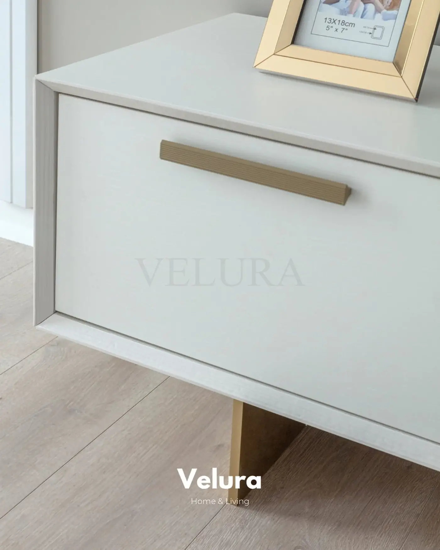 Valore TV Ünitesi – Beyaz yüzeyli, gold detaylı, cam kapaklı modern ünite