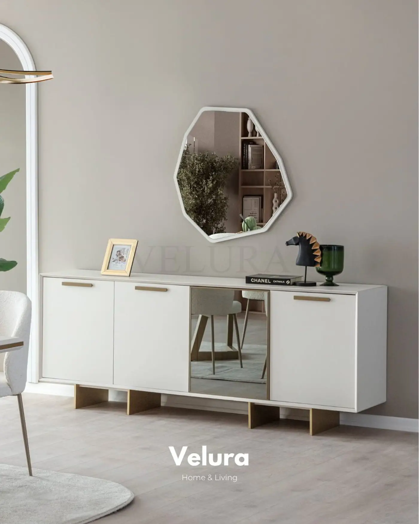 Valore Konsol – Beyaz yüzeyli, gold ayak ve kulplu modern konsol