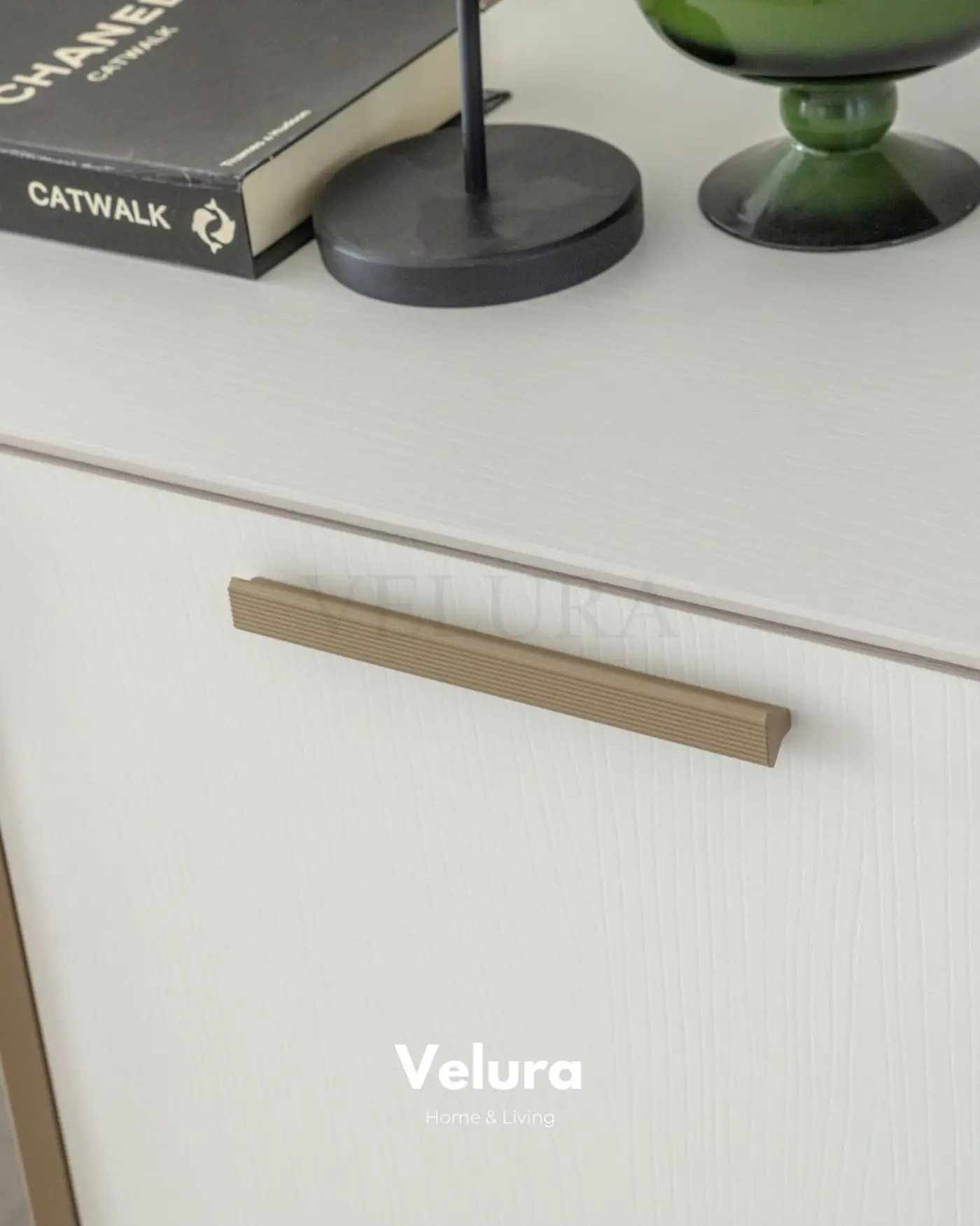 Valore Konsol – Beyaz yüzeyli, gold ayak ve kulplu modern konsol