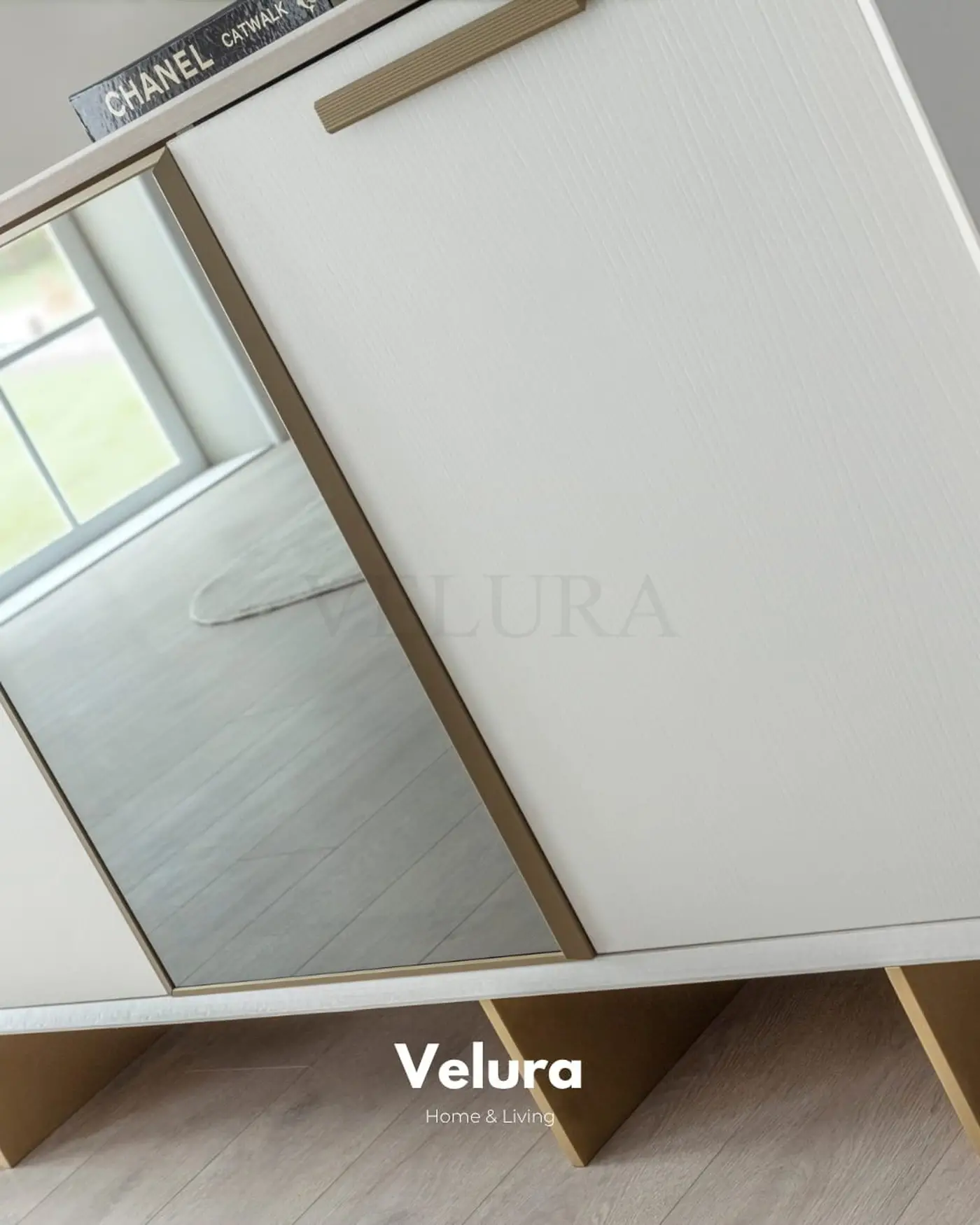 Valore Konsol – Beyaz yüzeyli, gold ayak ve kulplu modern konsol