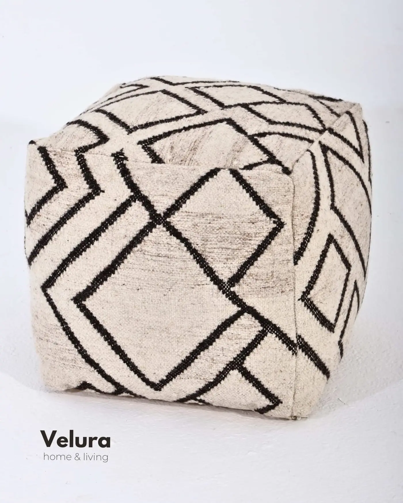 Waylon Ivory Black puf krem siyah tasarım