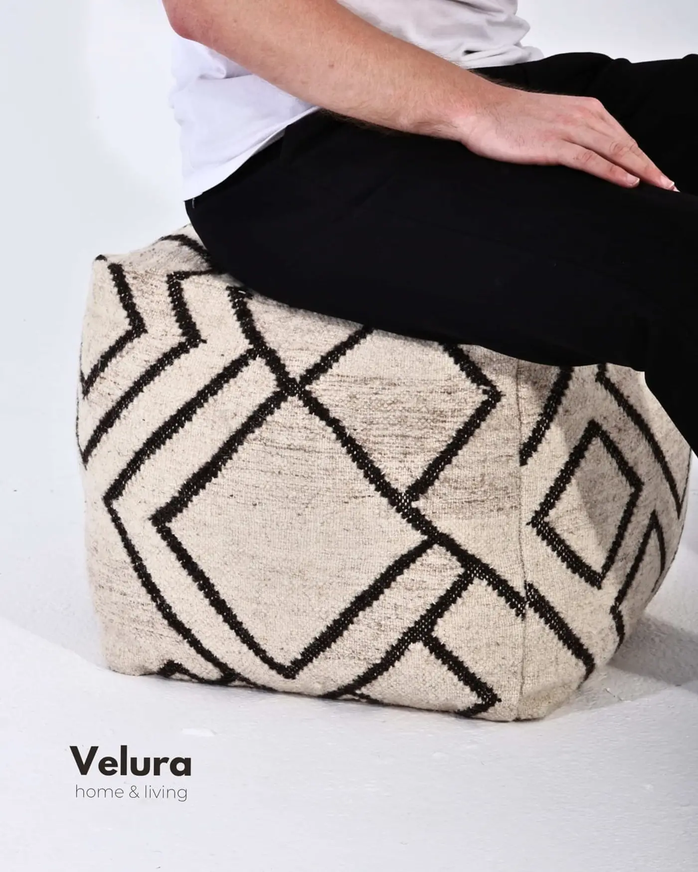 Waylon Ivory Black puf krem siyah tasarım