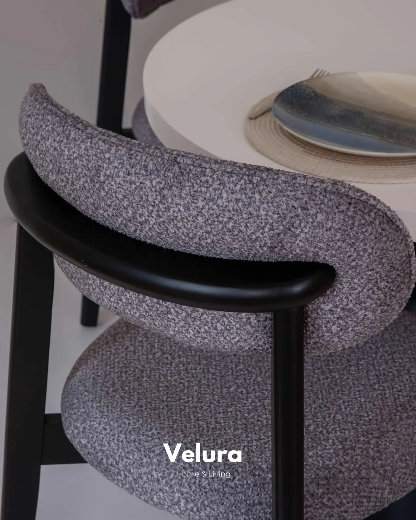 Mira Yemek Masası - Siyah Oval Ayaklı, Beyaz Tablası ile Modern Tasarım