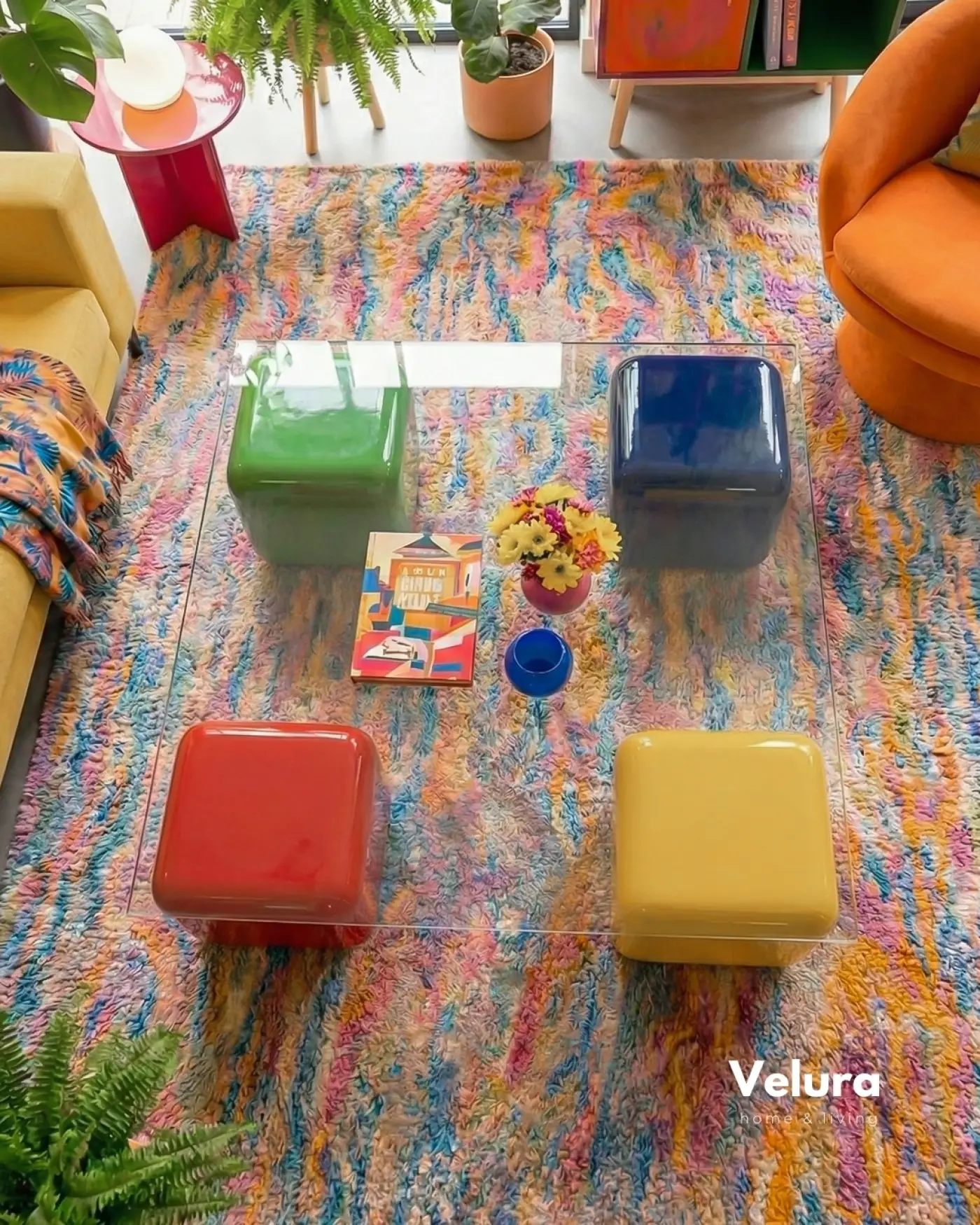 Kare şeffaf camlı sarı yeşil kırmızı mavi zar gövdeli orta sehpa modeli