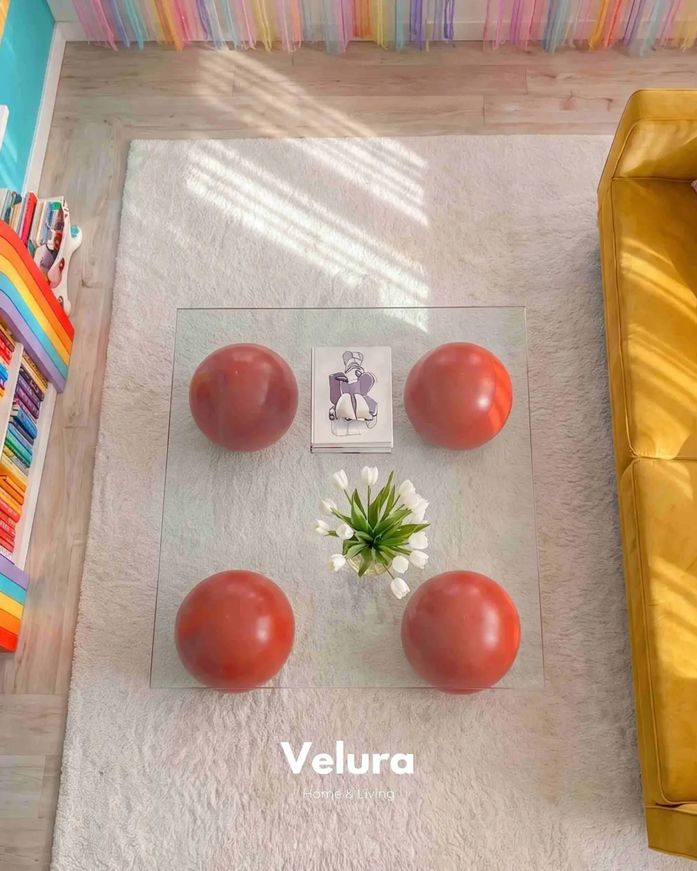 Kırmızı Küre Ayaklı Kare Şeffaf Cam Sehpa