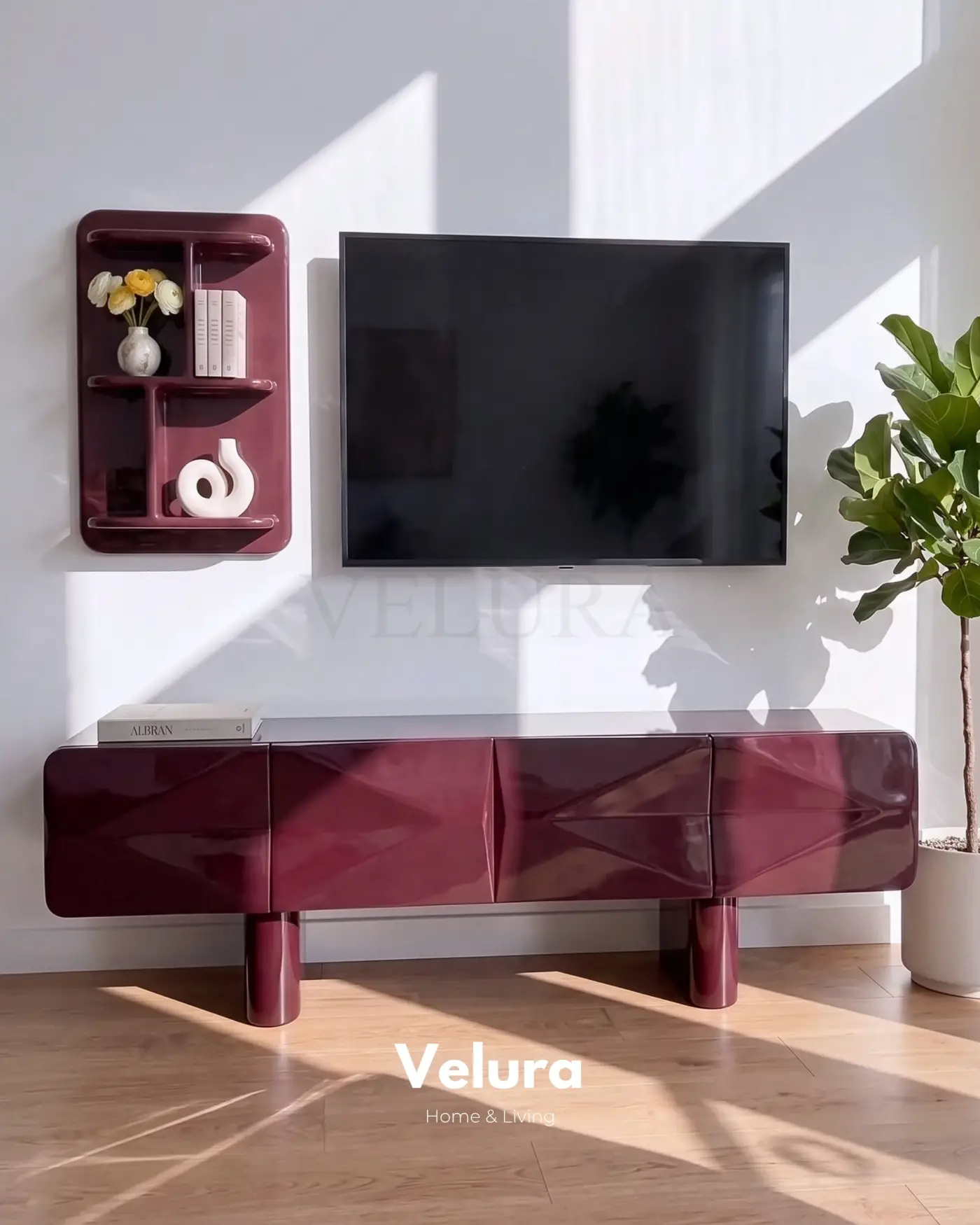 Modern salon dekorasyonunda bordo Lura TV ünitesi