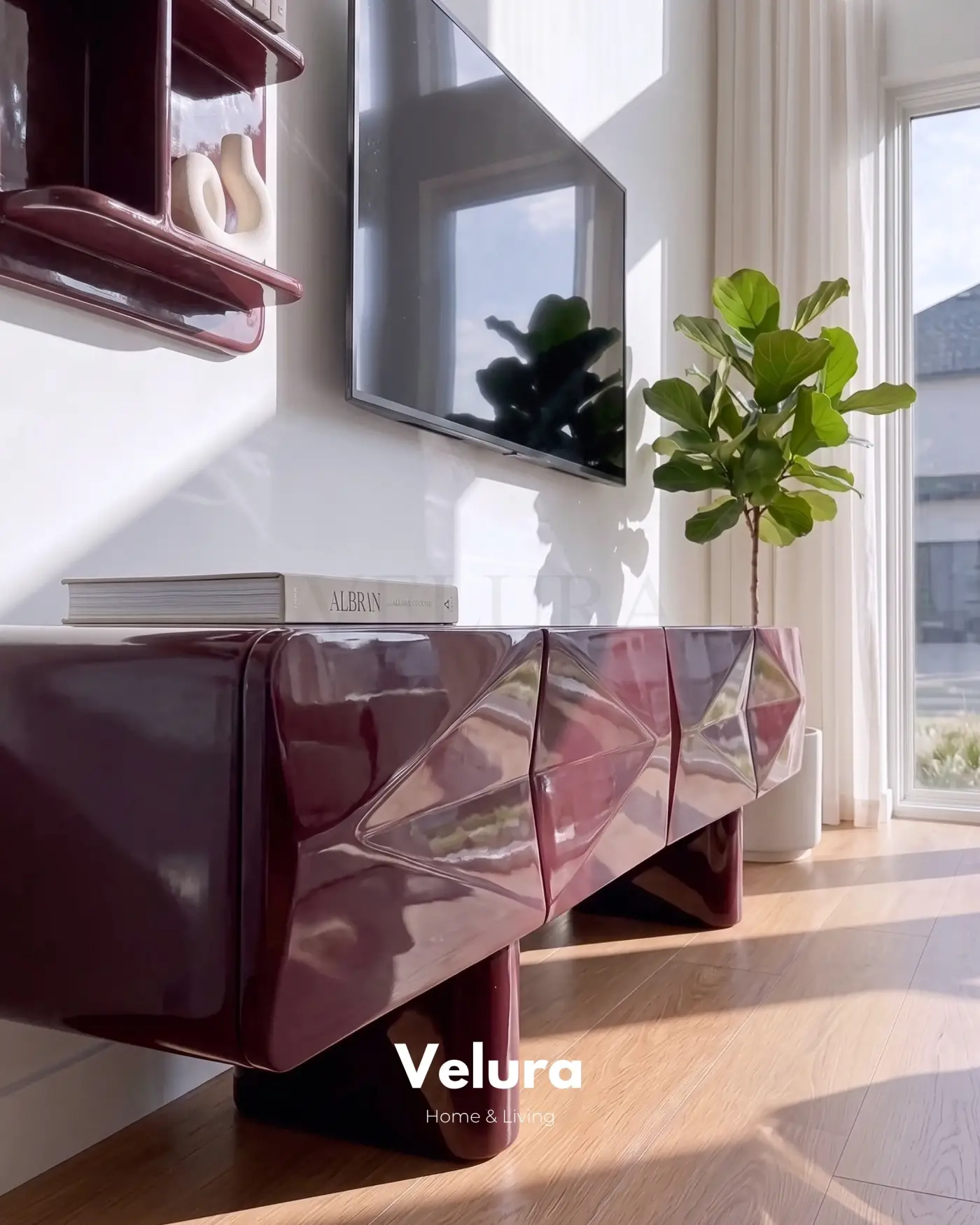 Modern salon dekorasyonunda bordo Lura TV ünitesi