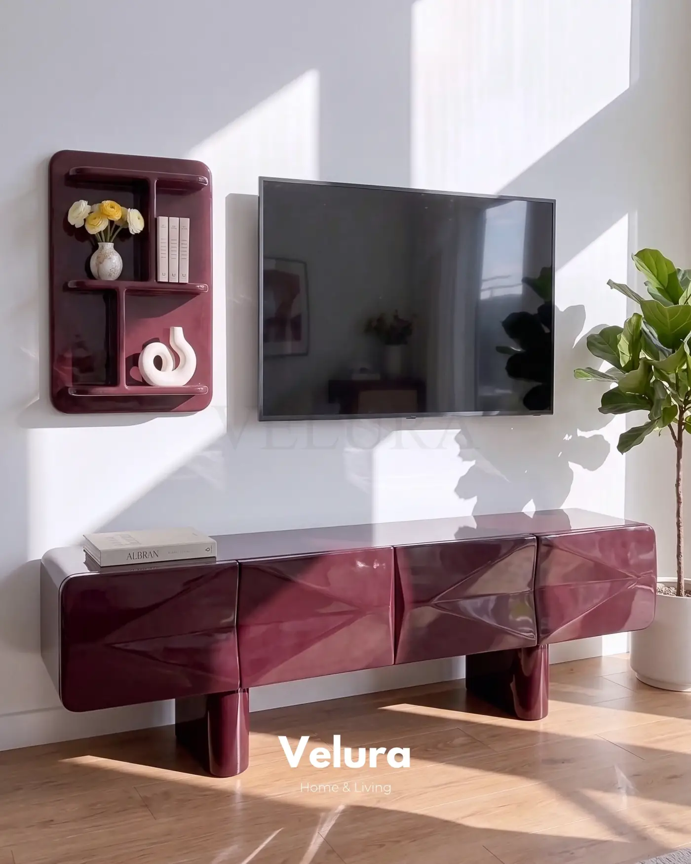 Modern salon dekorasyonunda bordo Lura TV ünitesi