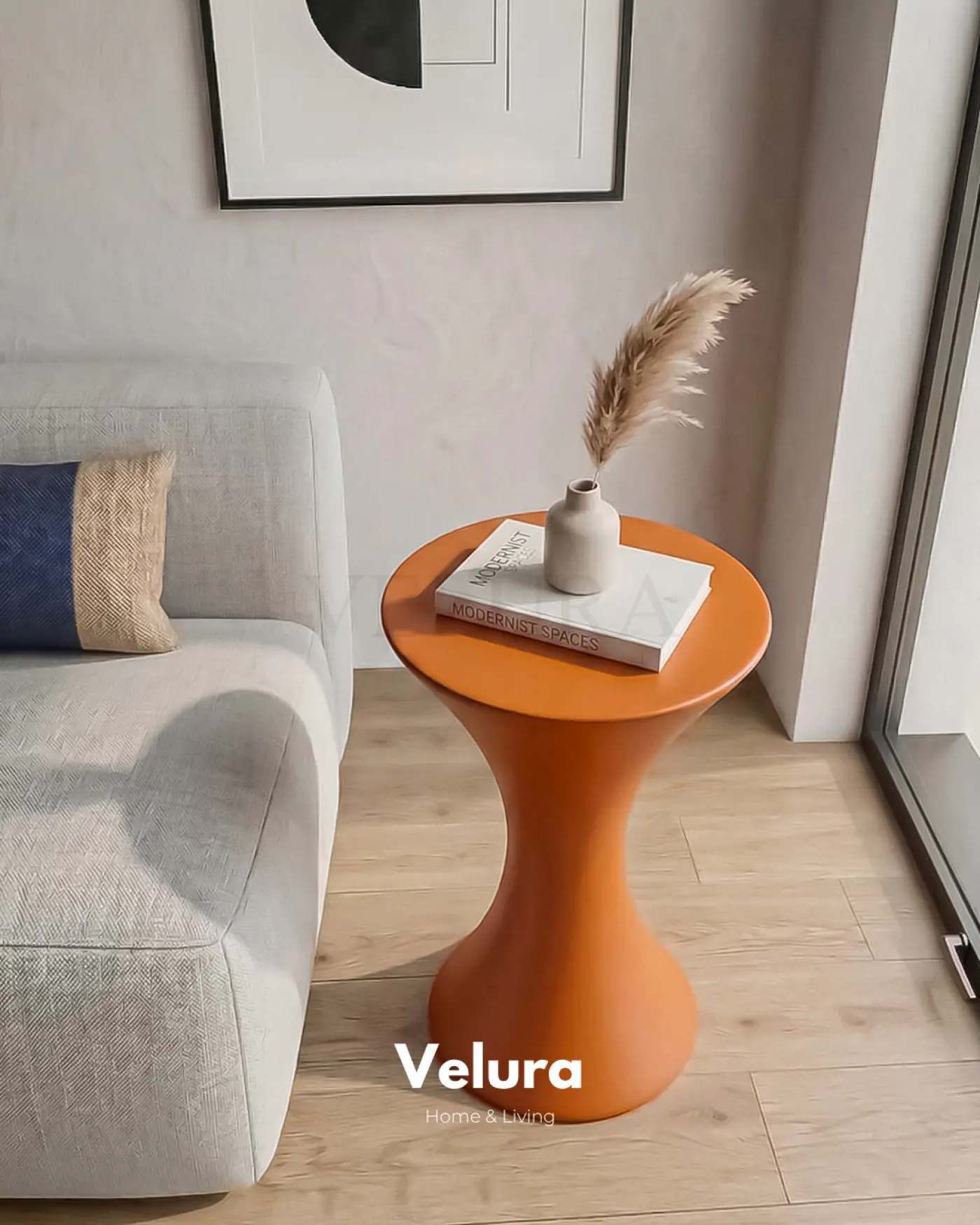 Turuncu renkli Dante Yan Sehpa oval gövde formuyla salon dekorasyonu için sehpa