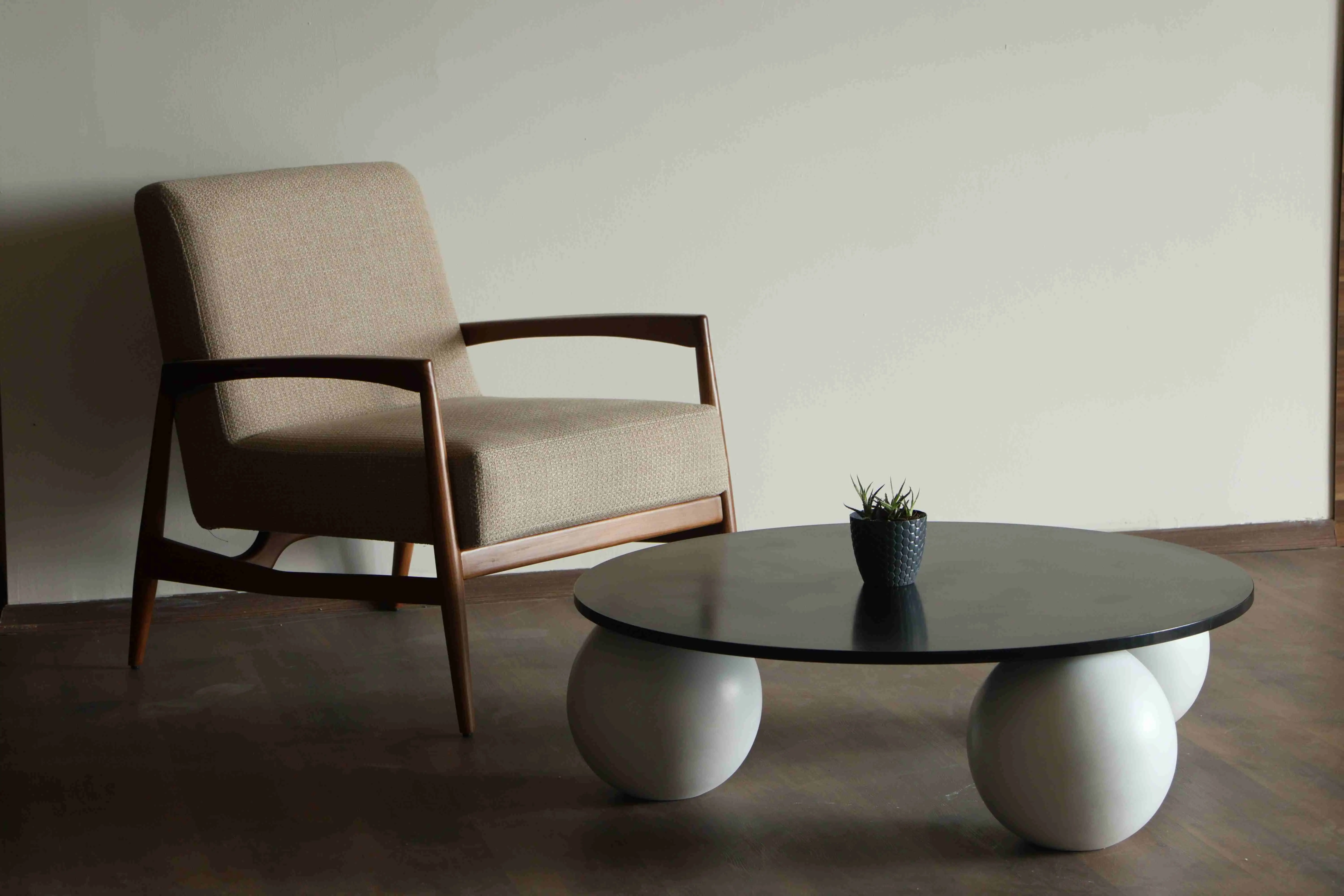 Beyaz top ayaklı siyah yuvarlak sehpa Küre Ahşap Orta Sehpa yuvarlak beyaz top ayaklı model